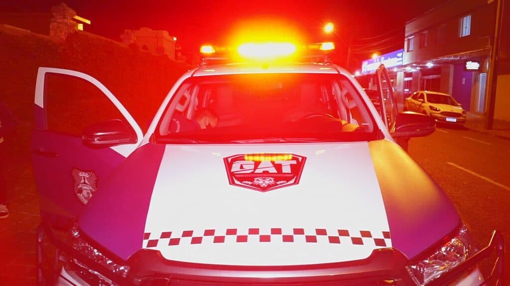 Briga por ciúmes deixa dois homens esfaqueados no Centro de PG