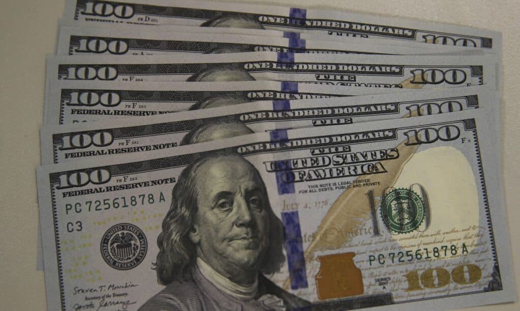 Dólar sobe para R$ 4,69, mas fecha semana em baixa
