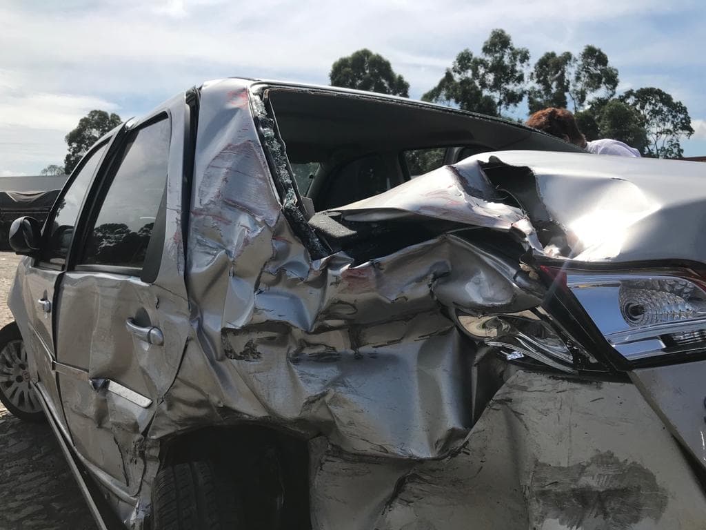 Motorista bate em carro e caminhão ao tentar cruzar rodovia em PG