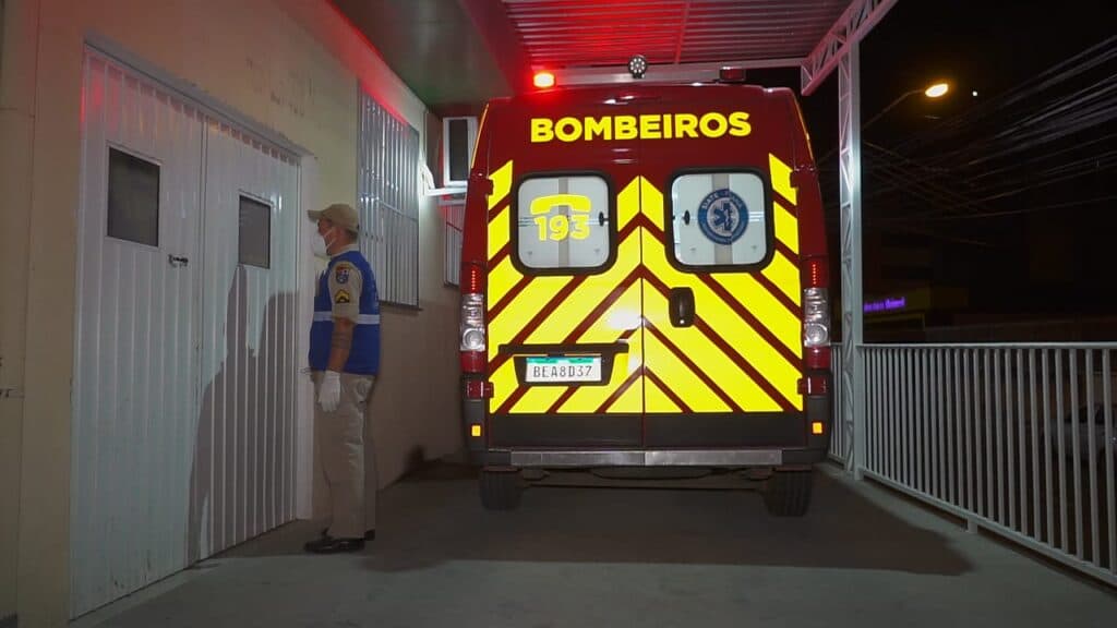 Mulher leva garrafada e busca ajuda em bar