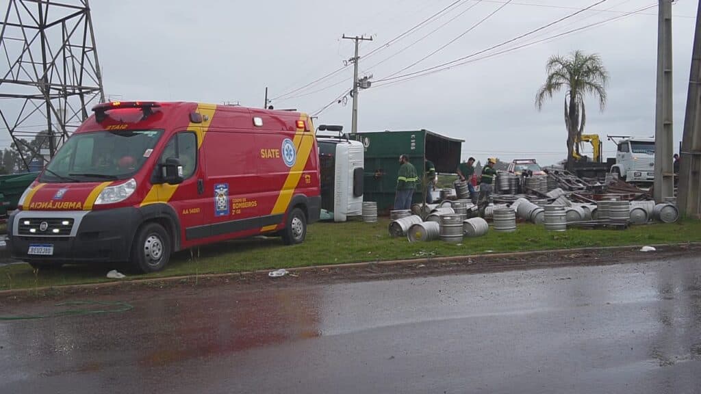 Caminhão carregado com barris de chopp tomba no Distrito Industrial