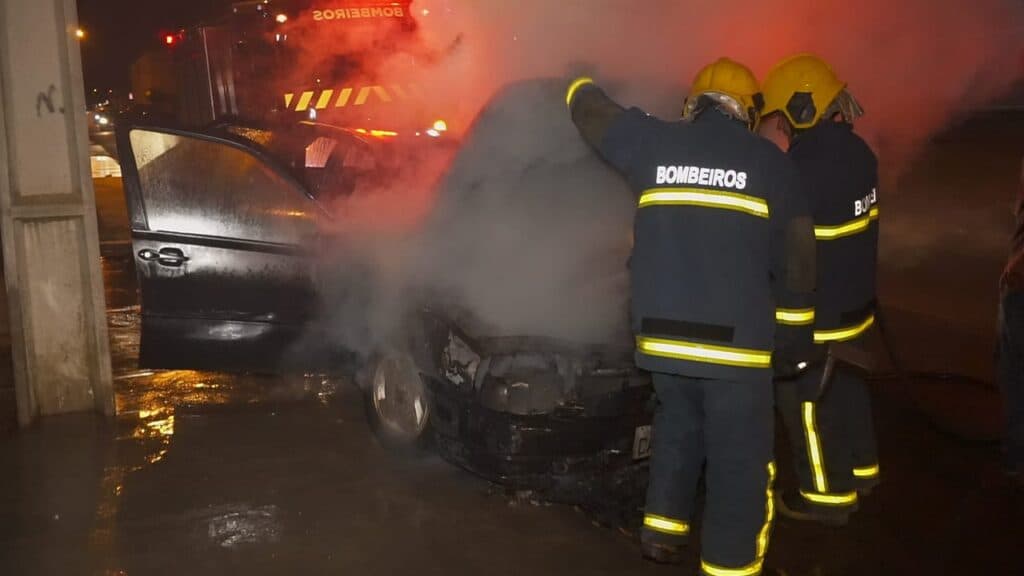 Veículo pega fogo e fica destruído em bairro de PG