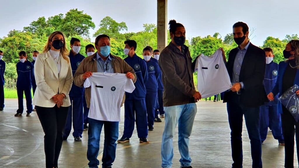 Deputado Hussein Bakri visita Ponta Grossa para entrega de uniformes em colégios cívicos-militares