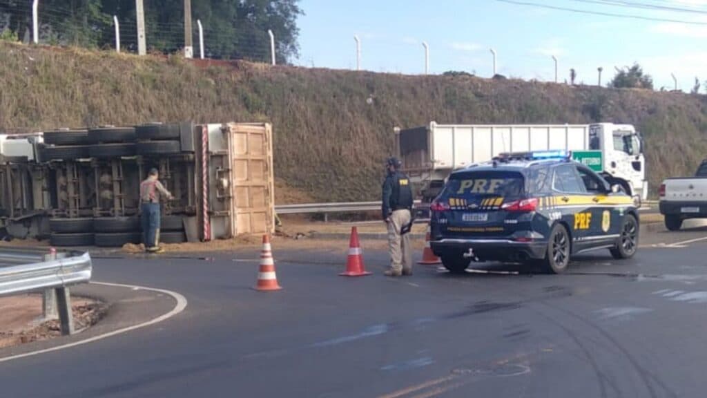 Caminhão tomba e deixa motorista ferido em rodovia