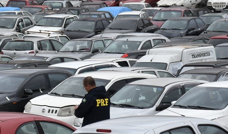 PRF leiloa veículos retidos na região de Ponta Grossa