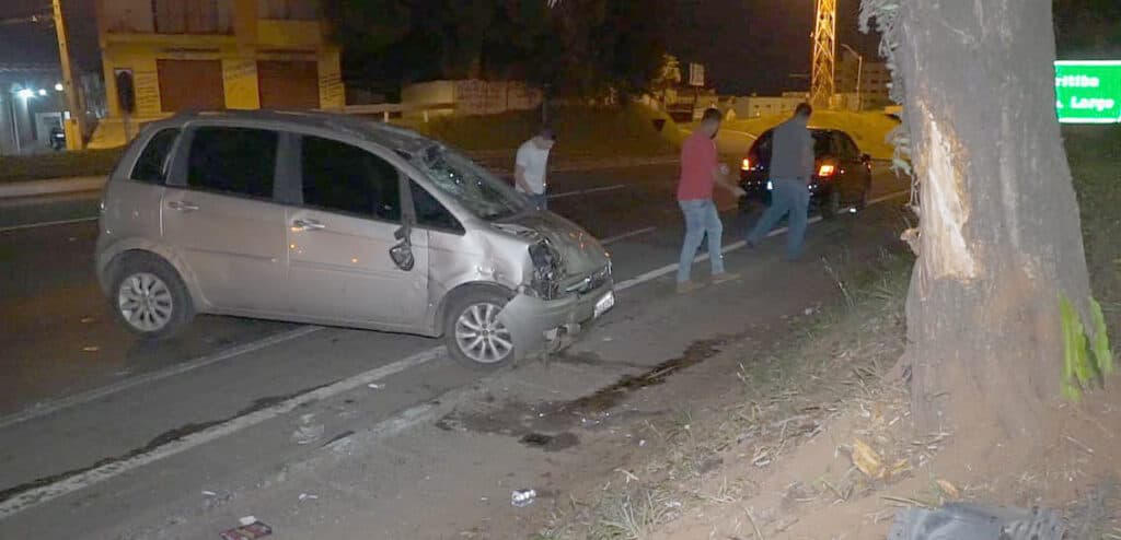 Carro capota e bate contra árvore em acidente na PR-151