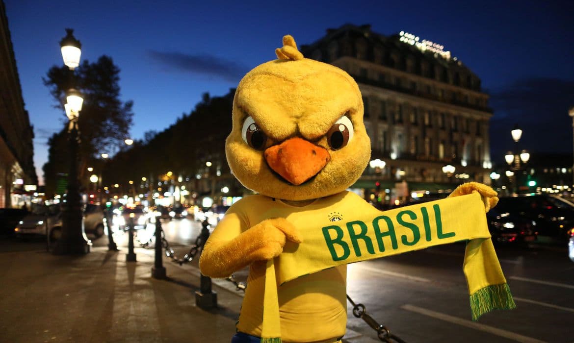 Canarinho Pistola e seus amigos em campo no Catar