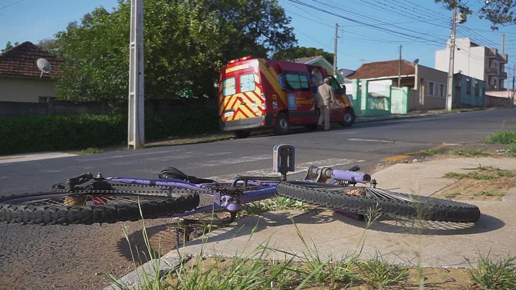 Ciclista fica sem freio e colide contra BMW no Centro de PG