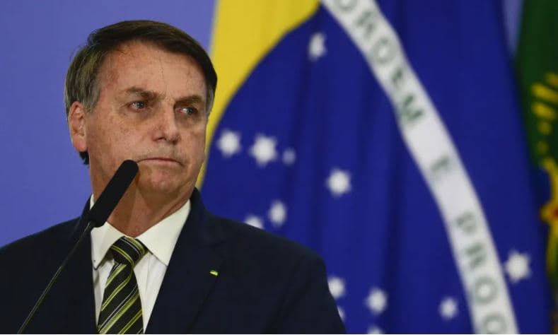 Após veto de Bolsonaro, governo reduz tarifa de importação de absorventes