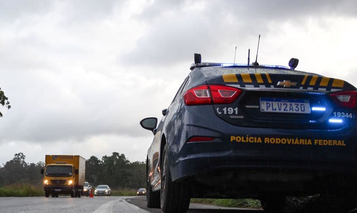PRF realiza desvio após interdição de rodovia nos Campos Gerais