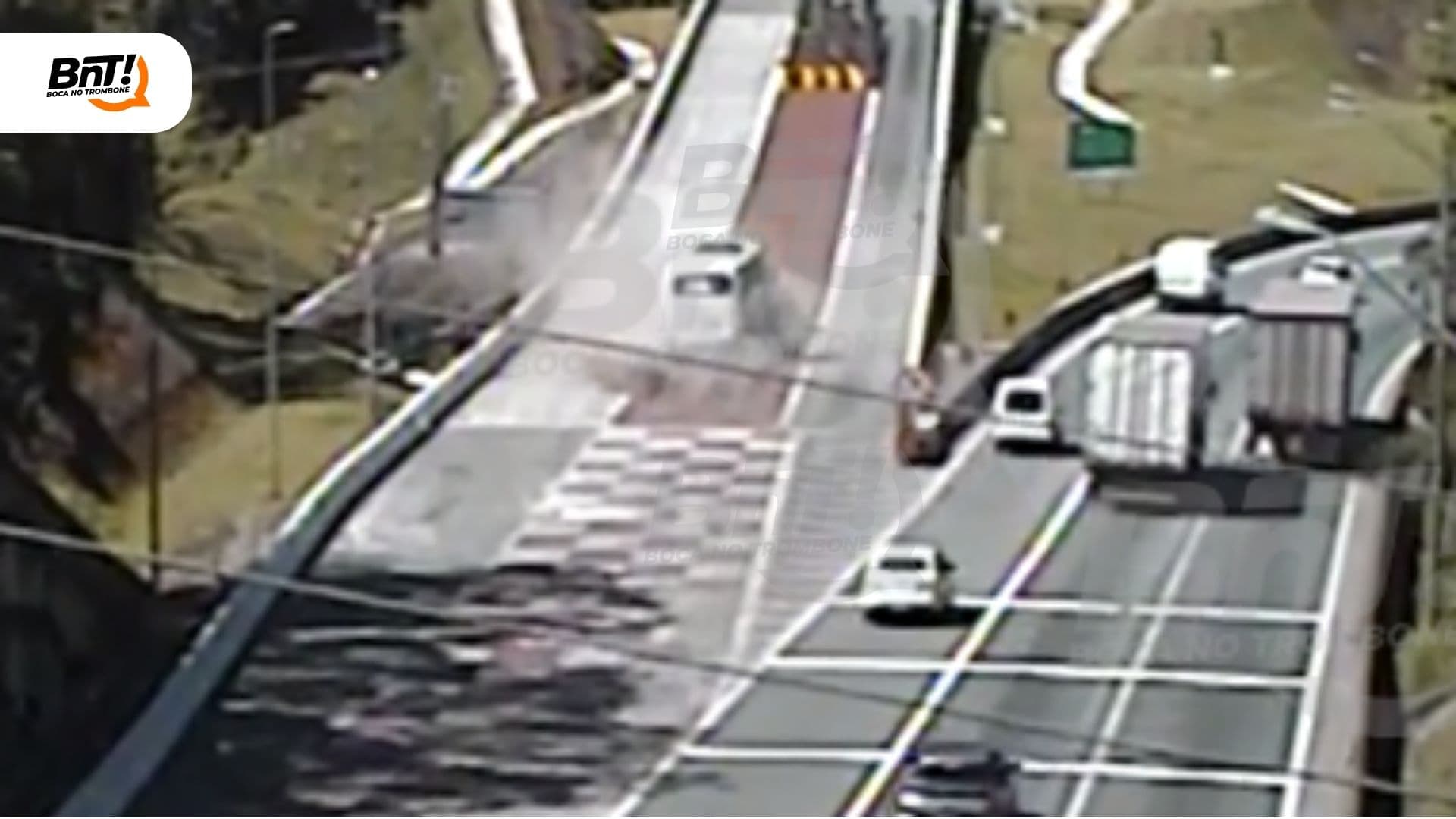 Vídeo: Ônibus fica sem freio e motorista usa área de escape na BR-376