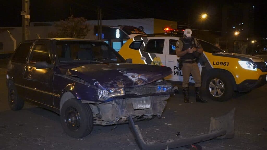 Forte colisão deixa duas vítimas no Centro de Ponta Grossa