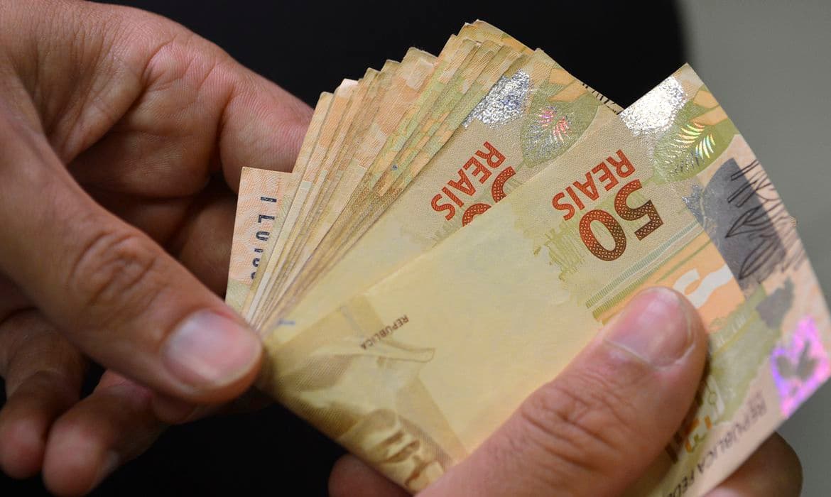 Salário mínimo pode ultrapassar os R$ 2 mil no Paraná