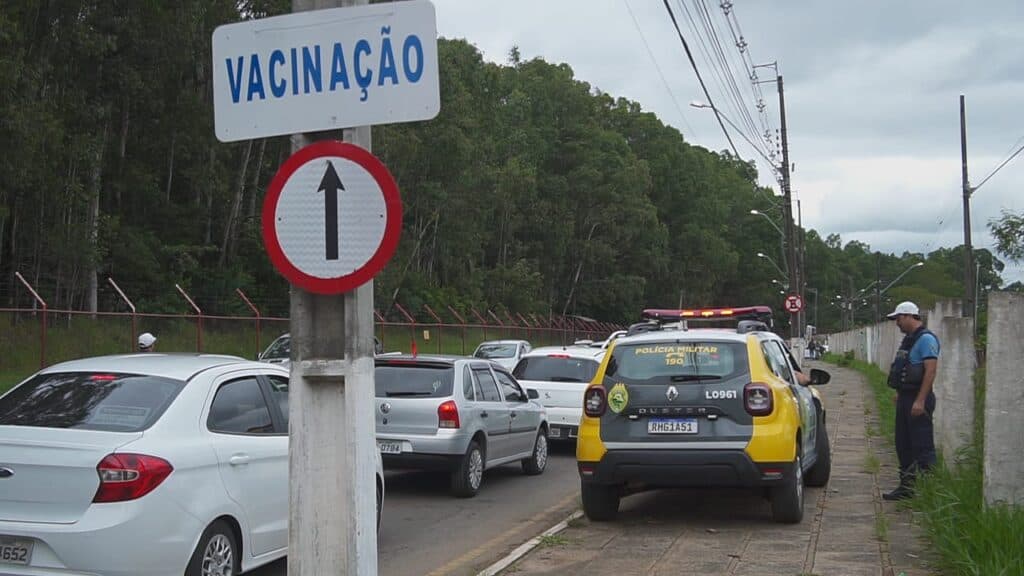 Na fila da vacina, carro colide em moto