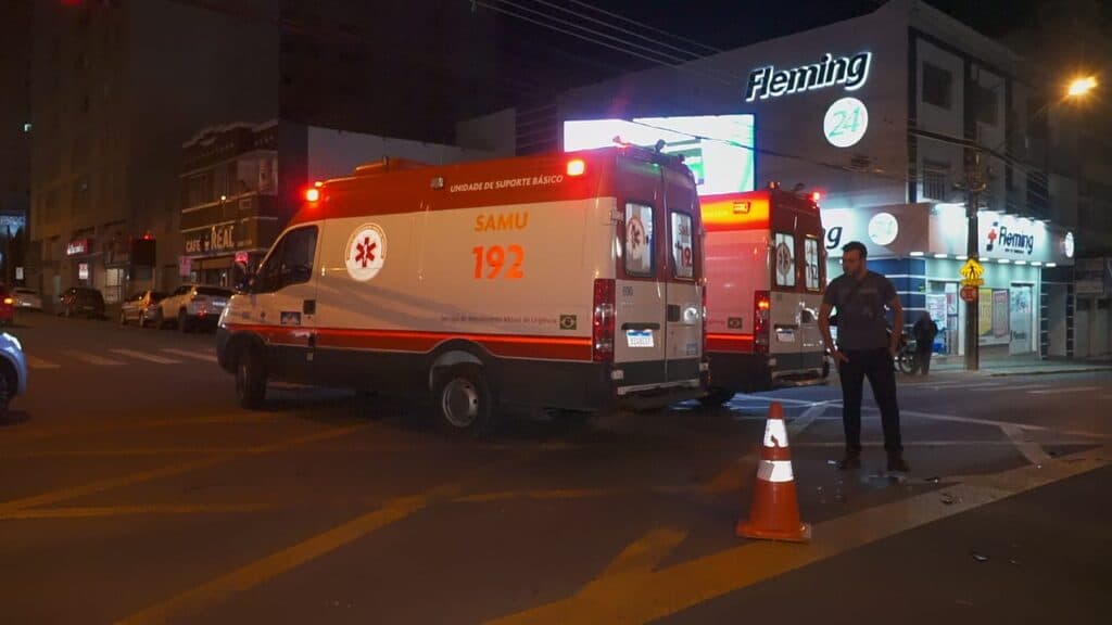 Carro fura preferencial e deixa motoboy em estado grave