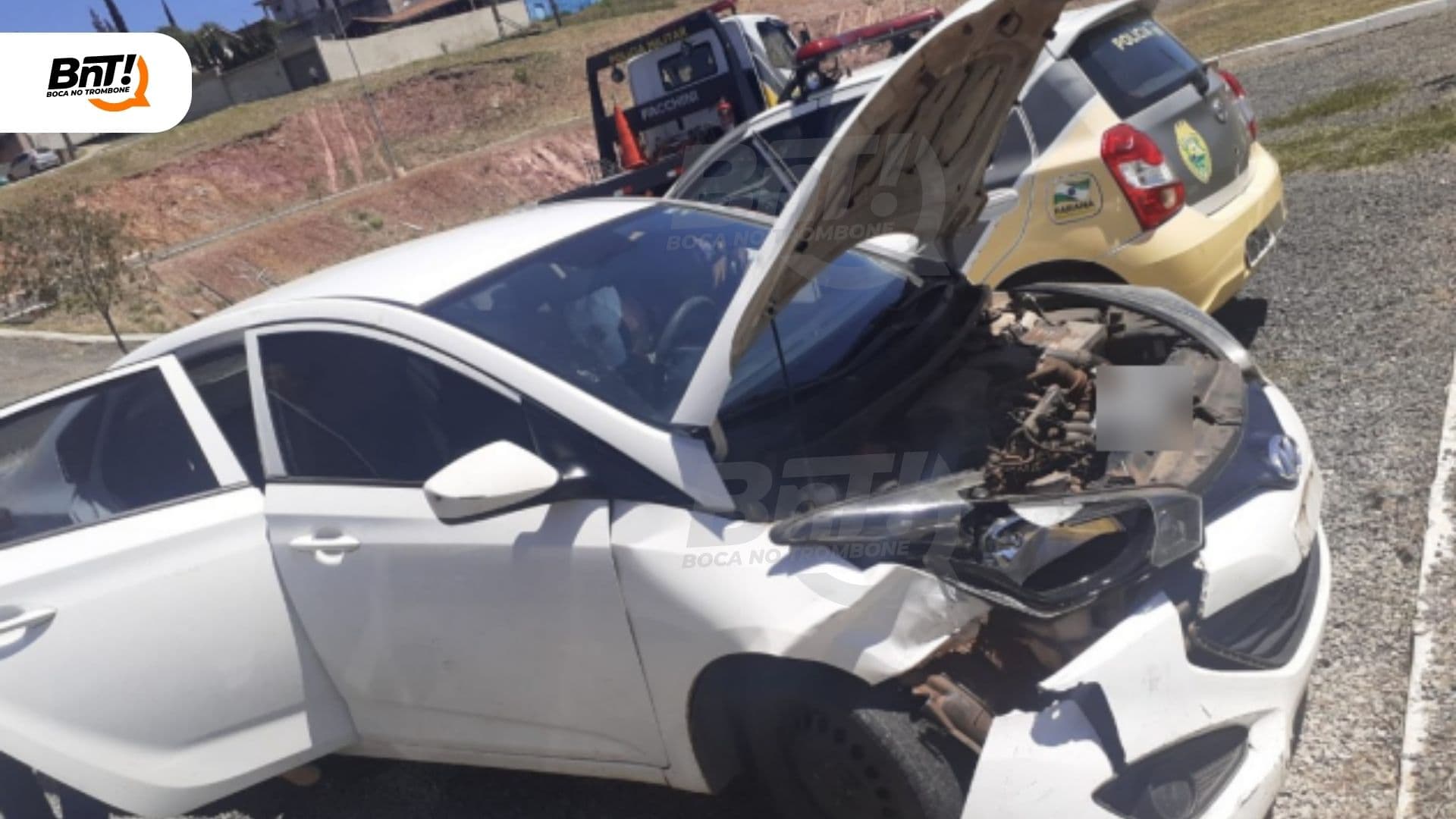 Veículo se envolve em acidente, motorista altera placa e acaba preso