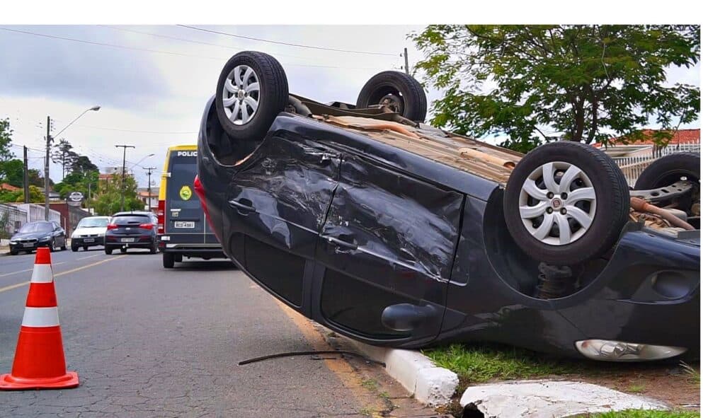 Capotamento deixa dois idosos feridos no Santa Paula