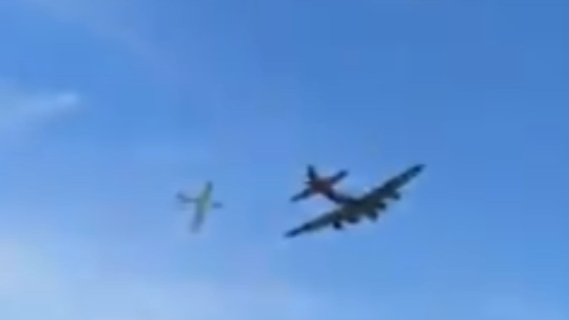 Vídeo: aeronaves militares colidem no ar durante show nos EUA