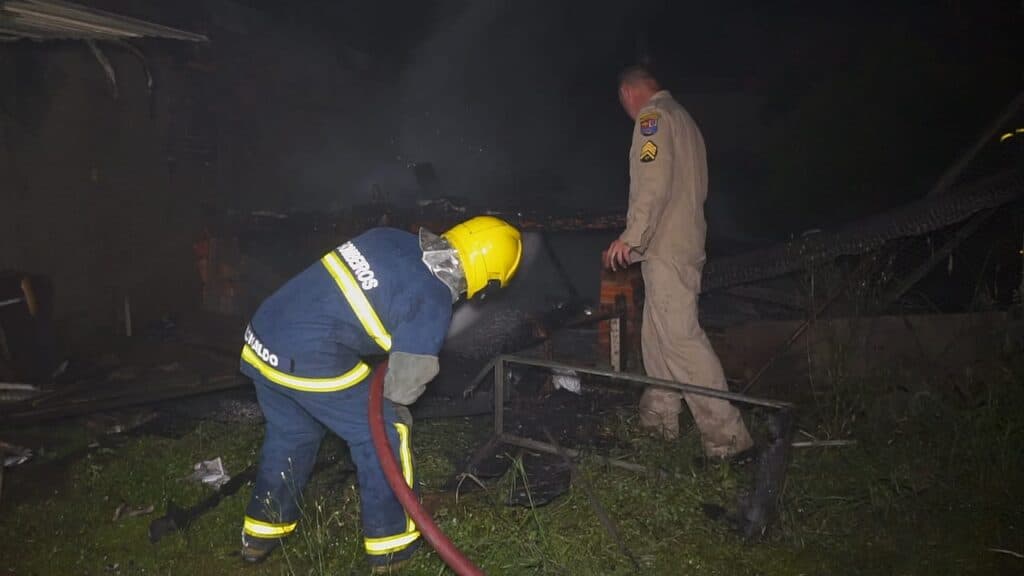 Fogo em depósito mobiliza forças de segurança em PG