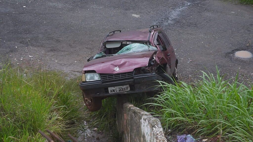 Casal fica ferido após carro capotar em avenida
