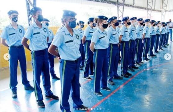 Alunos dos Colégios Cívico-Militares recebem uniformes de gala em PG