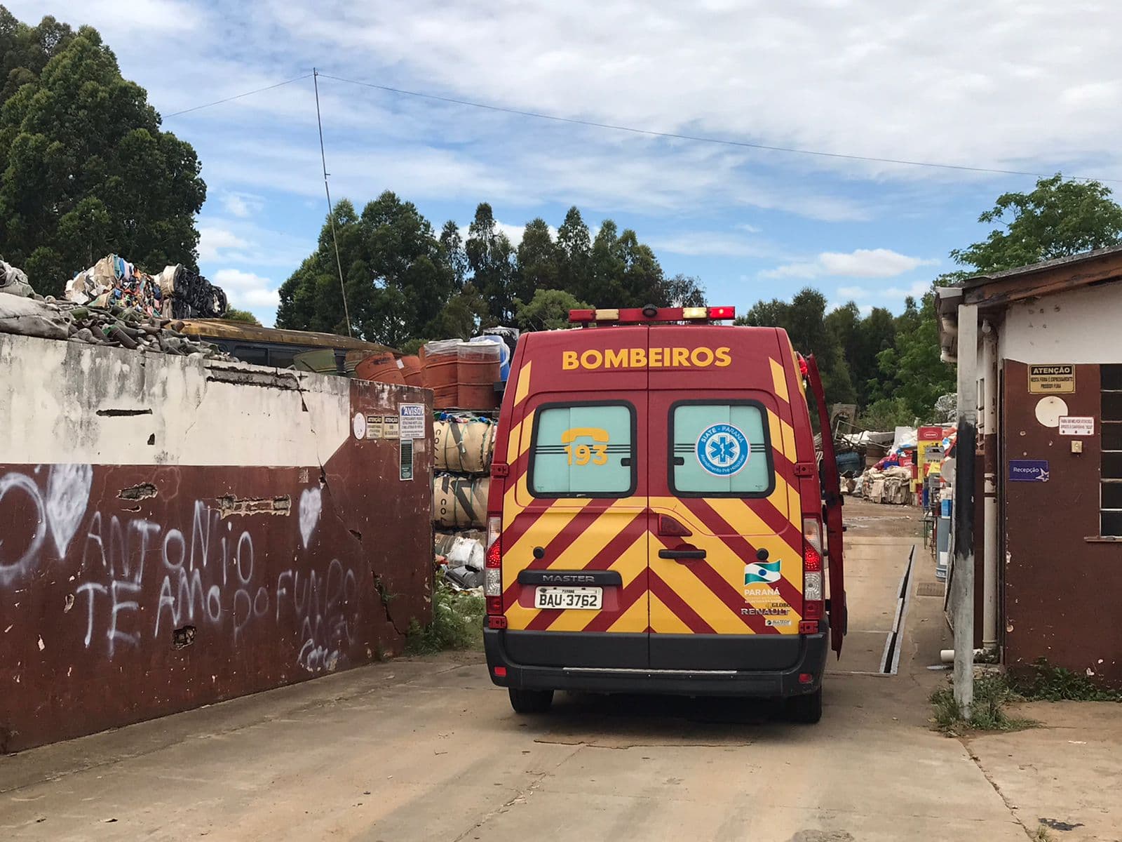 Mulher tem perna cortada por faca durante trabalho em PG