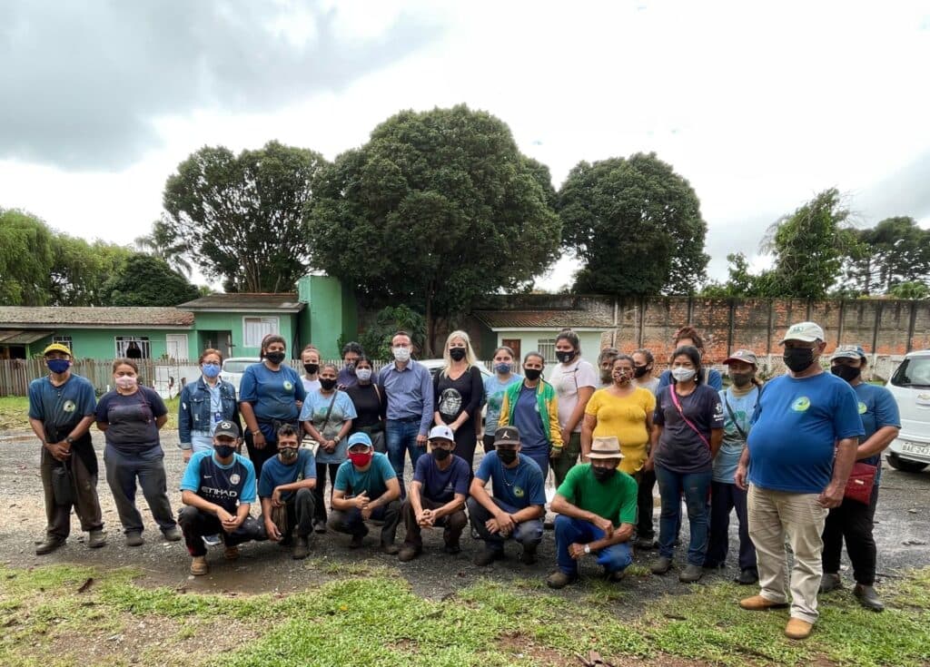 Prefeitura de PG entrega cestas básicas para catadores da Acamaro