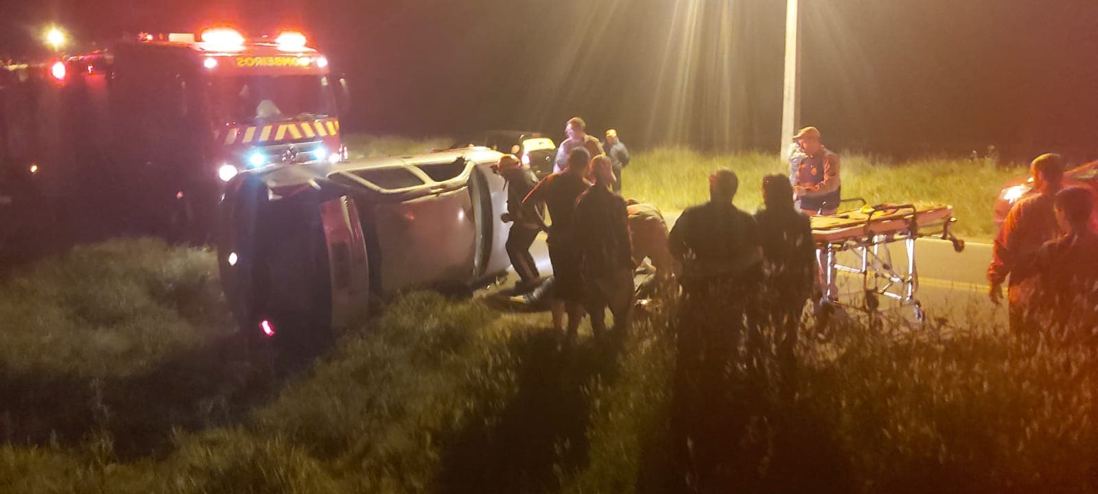 Carro gira três vezes no ar em acidente e deixa vítima grave em PG