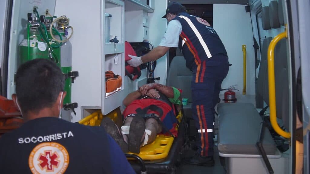 Veículo capota e vítimas aguardam ambulância por 1 hora