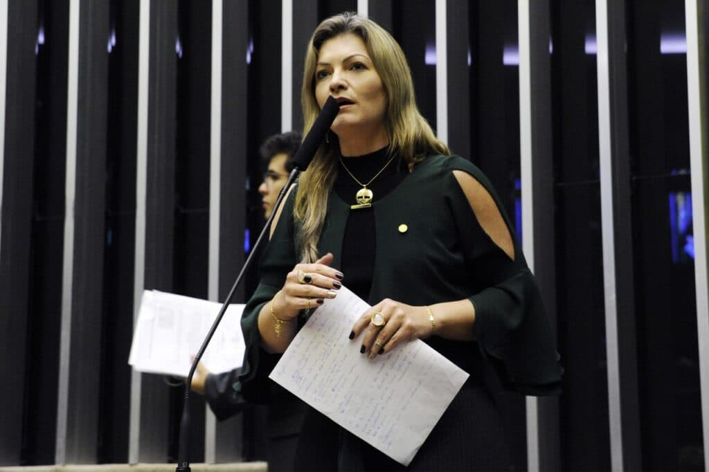 Deputada Federal Aline Sleutjes analisa mudança de partido visando as eleições 2022