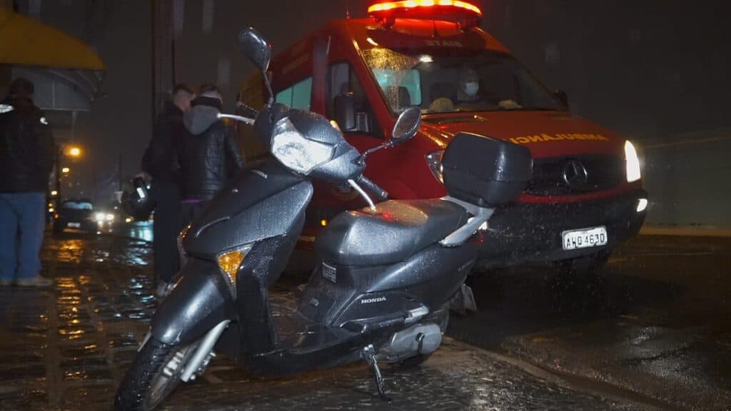 Motociclista leva fechada de carro, sofre queda e fica ferida em PG