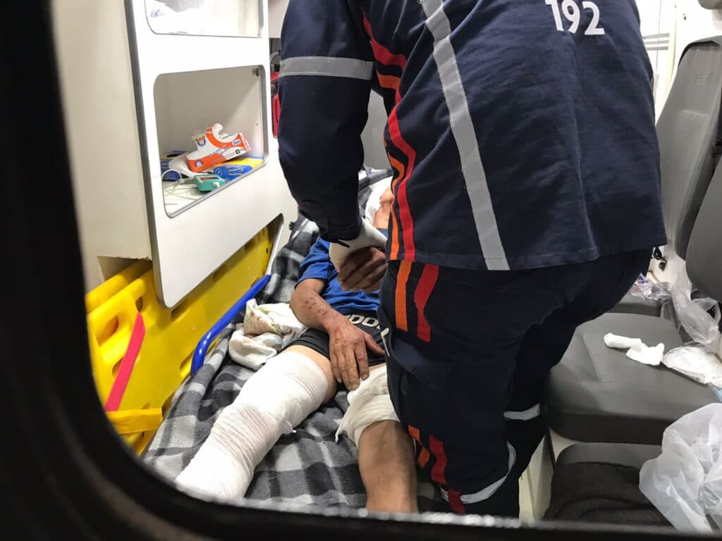 Homem tem parte da orelha arrancada em ataque de pitbulls em PG