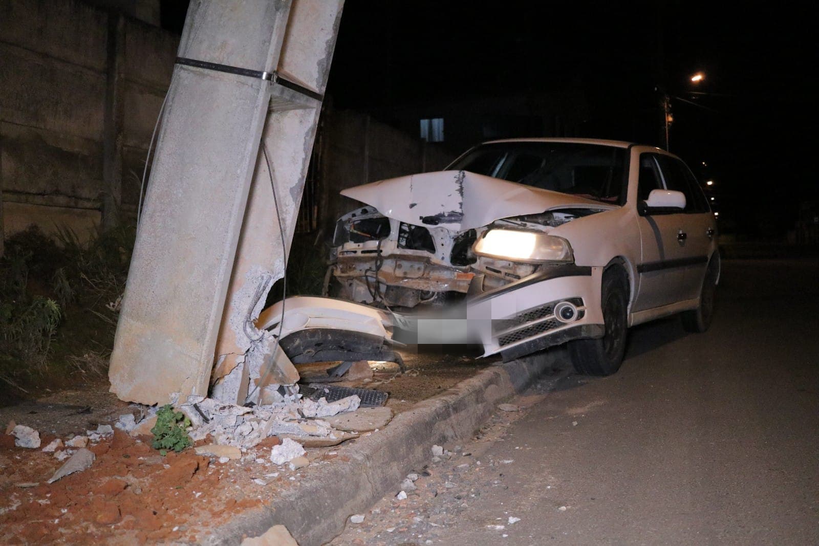Motorista embriagado, sem CNH, bate em poste e acaba preso em PG