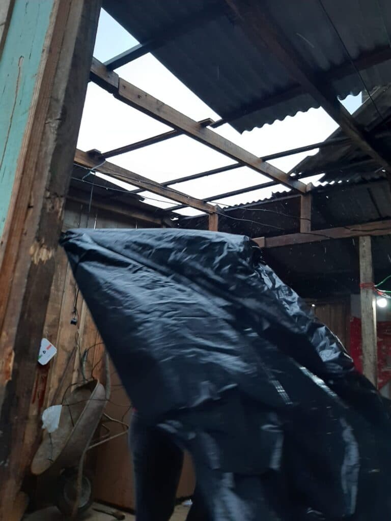 Famílias atingidas por vendaval em PG pedem ajuda para se reerguer
