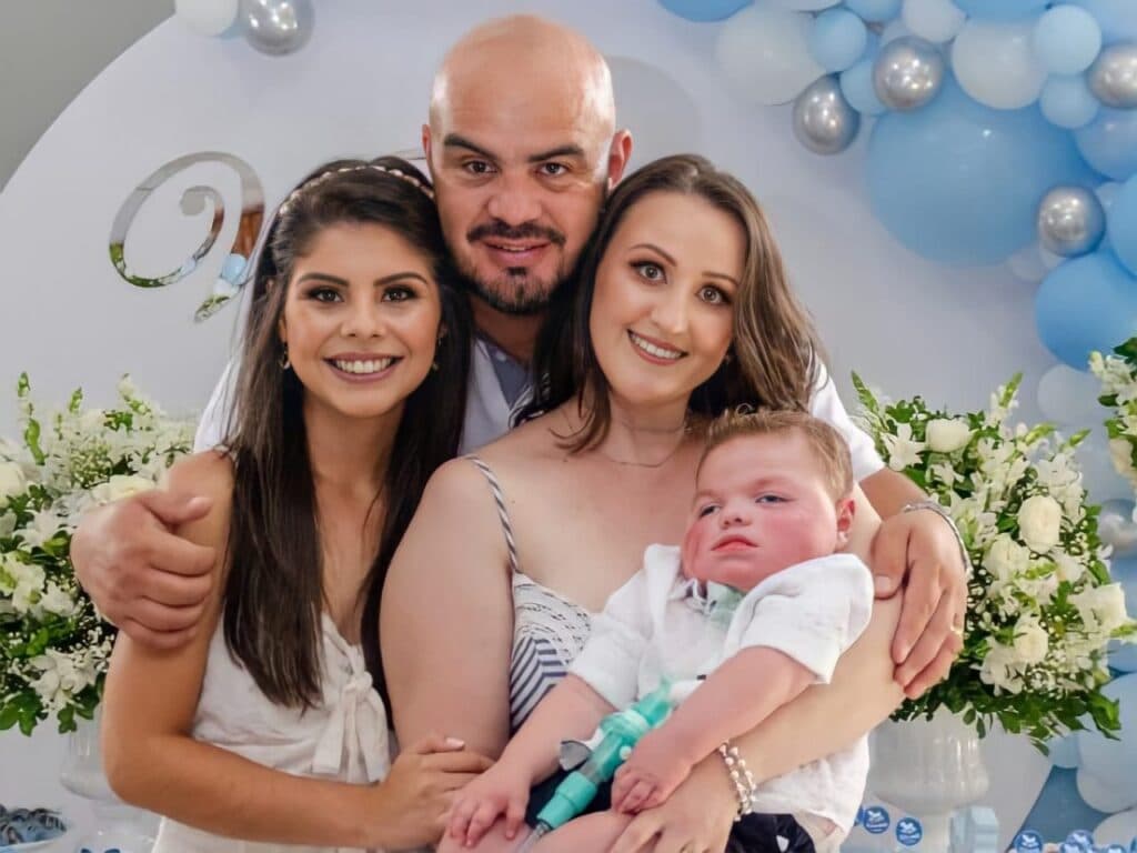 Família faz rifa para ajudar criança com doença rara