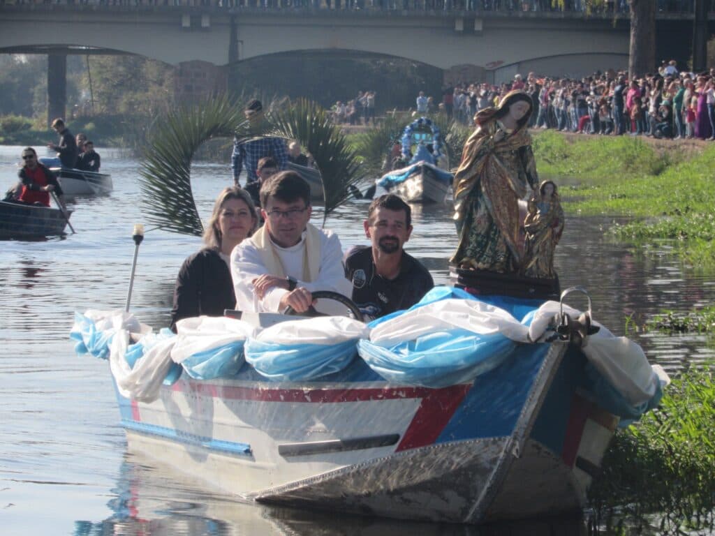 Castro realiza procissão fluvial para homenagear padroeira Sant’Ana