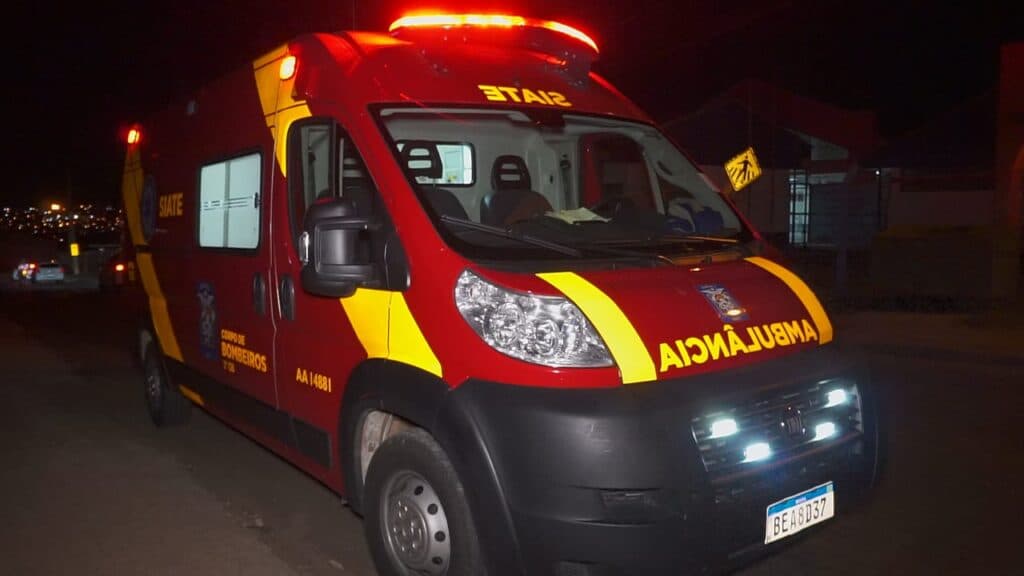 Motociclista atropela pedestre na faixa