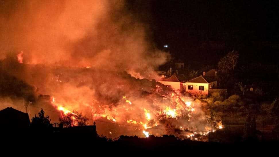 Internacional Erupção de vulcão em ilha de La Palma provoca fugas e destrói casas