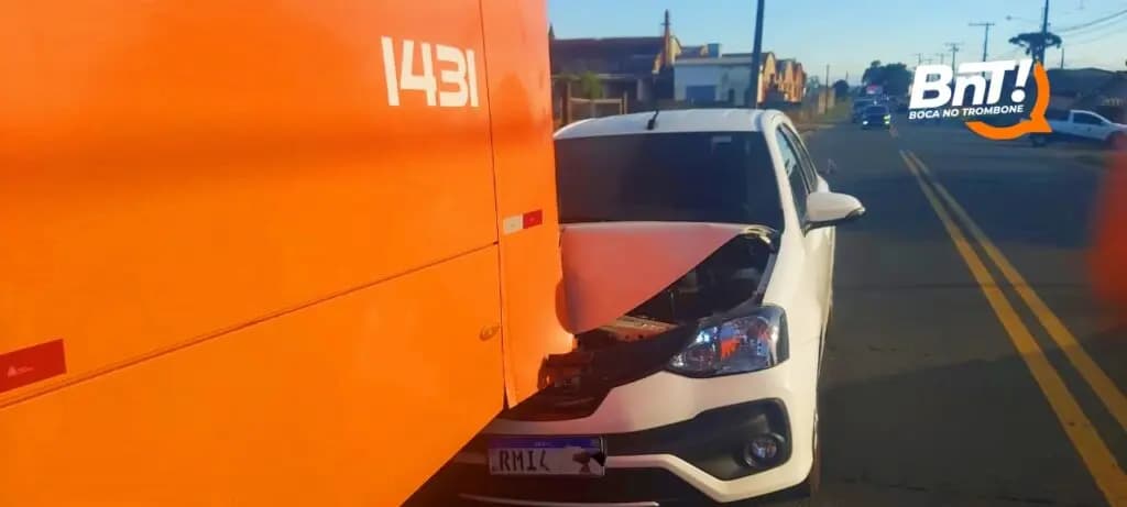 Motorista bate em ônibus parado em bairro de PG
