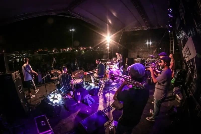 A Coisa e Hoovaranas se apresentam nesta semana no Sexta às Seis