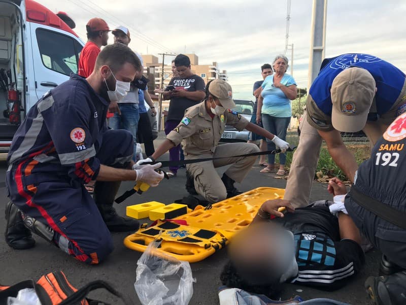 Motociclista colide na lateral de veículo em bairro de PG