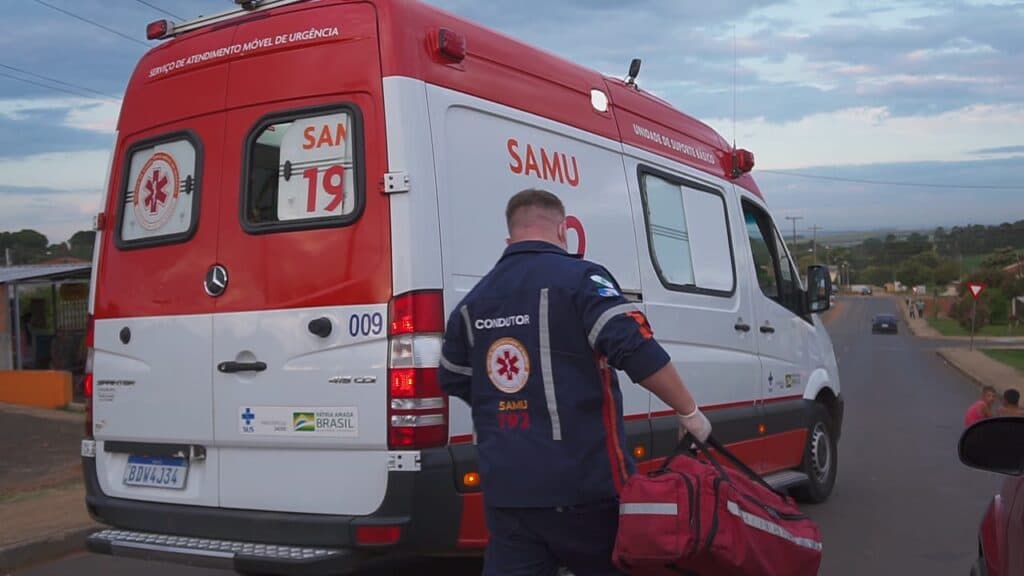 Homem leva seis facadas pelas costas em bairro de PG