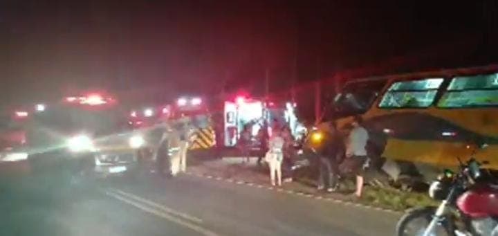 Ônibus tomba, deixa 16 feridos, e bloqueia BR-277