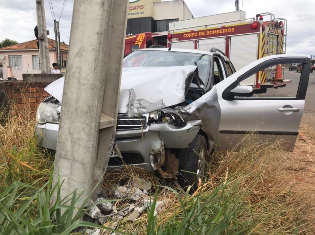 Carro sem freio fura a preferencial e prova acidente grave em Uvaranas