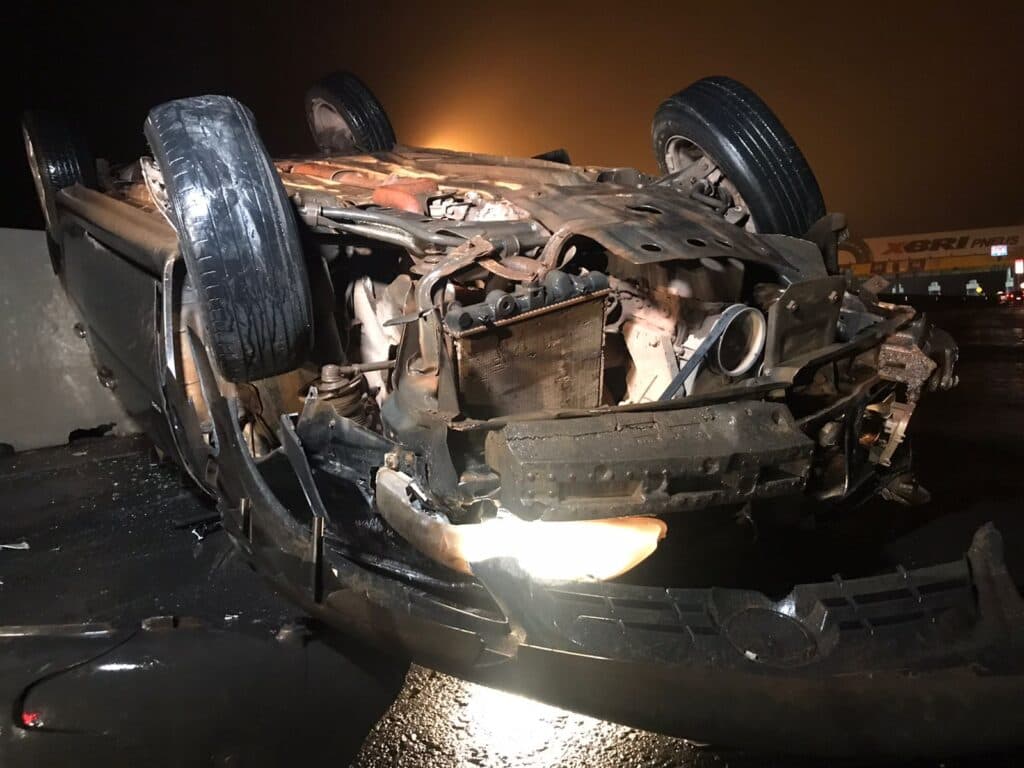 Carro capota e motorista fica preso nas ferragens na PR 151