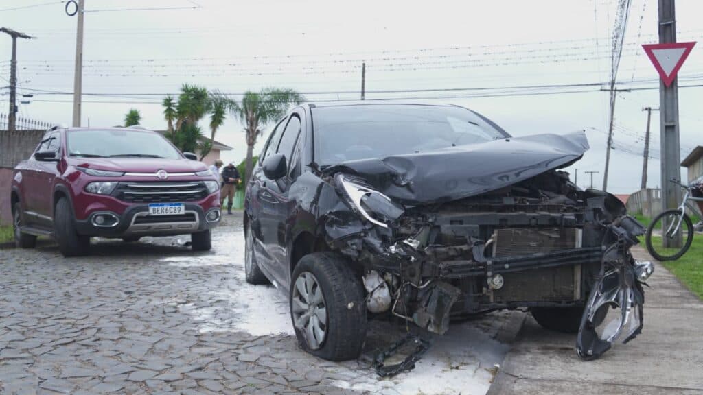 Acidente entre veículos deixa uma pessoa ferida Vila CIPA