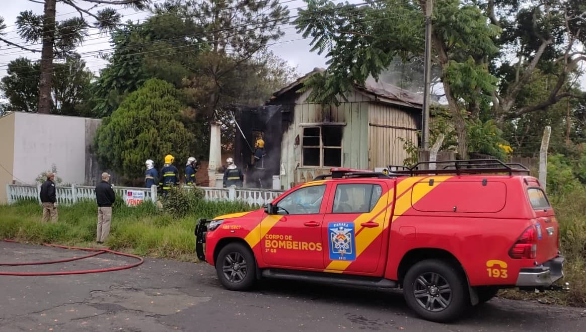 Casa pega fogo e fica destruída em Ponta Grossa