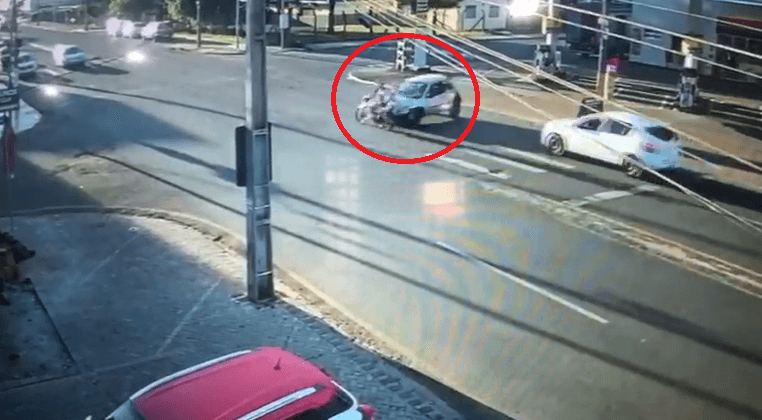 Vídeo: Motociclista colide com veículo e é atendido por SAMU