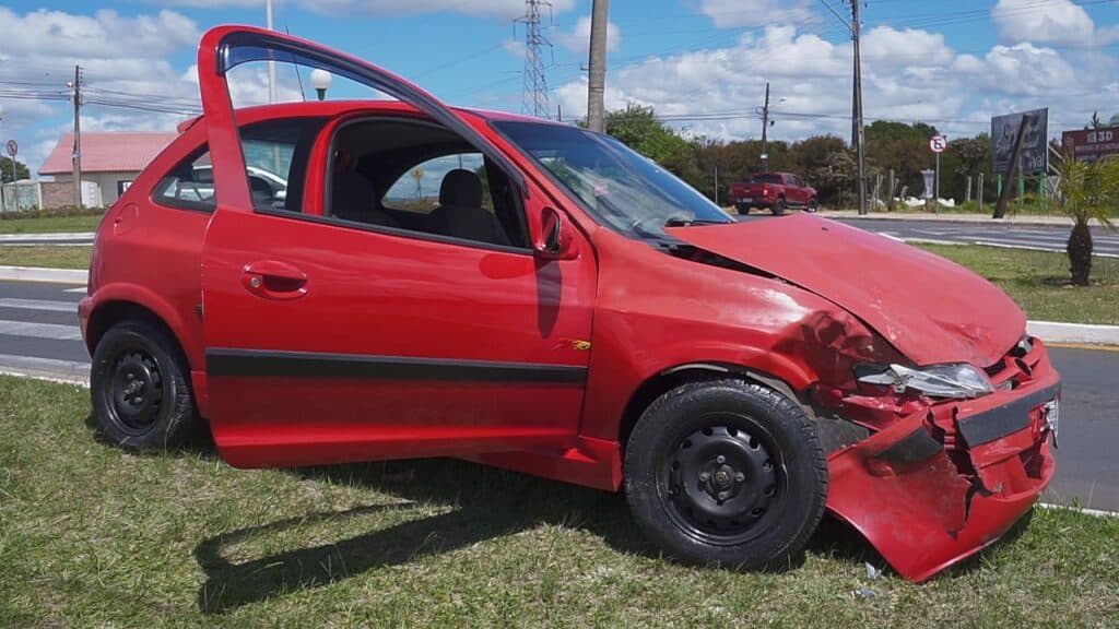 Colisão entre dois veículos deixa vítima em PG