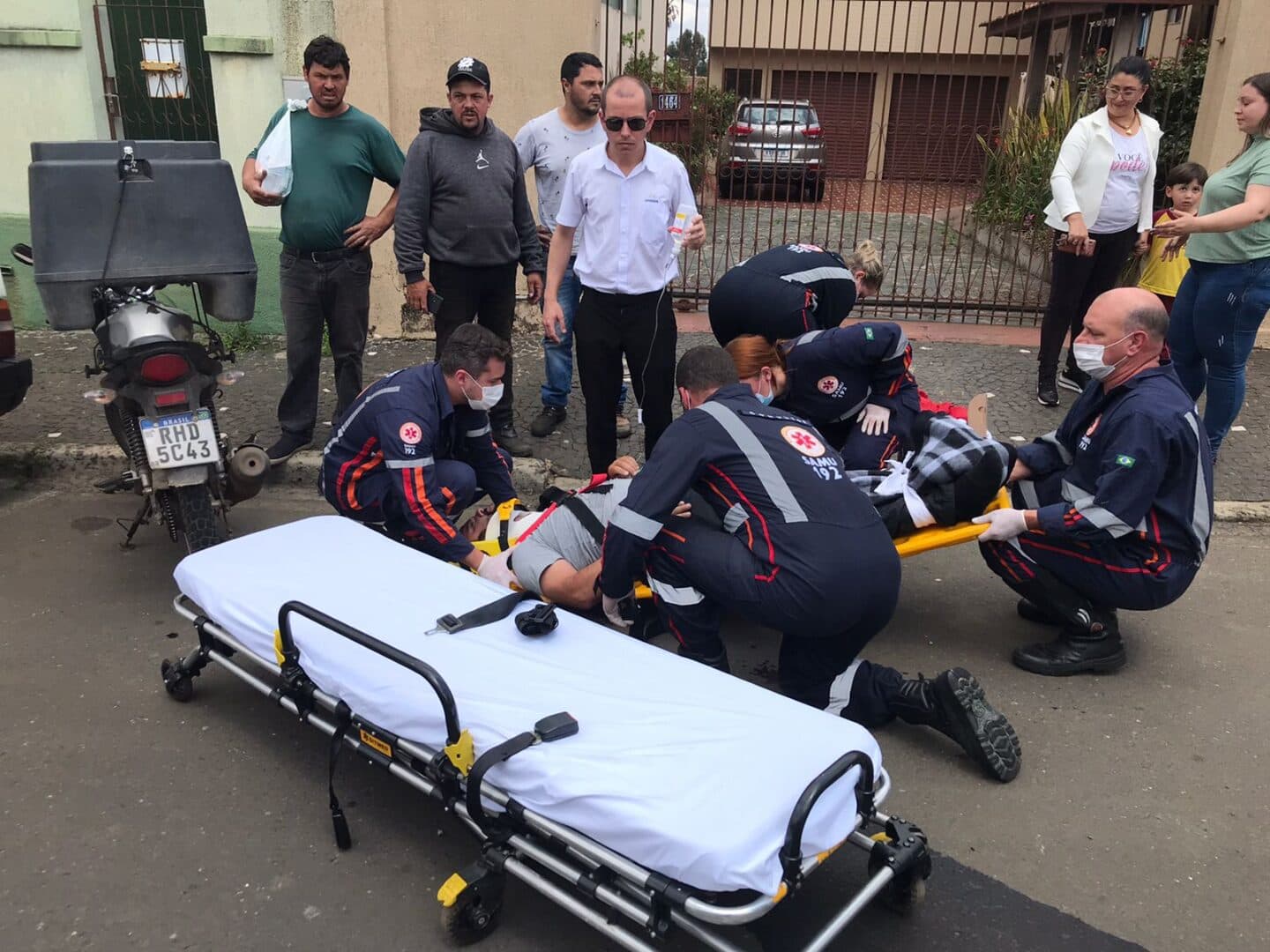 Motociclista sofre fratura exposta ao colidir contra carro em PG